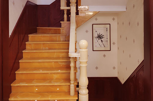 繁峙中式别墅室内汉白玉石楼梯的定制安装装饰效果